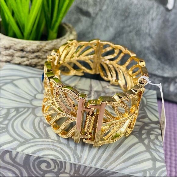 Dillards Vintage Inspired Gold Tone Cuff Bracelet Blue Stone NWT - Picture 10 of 10